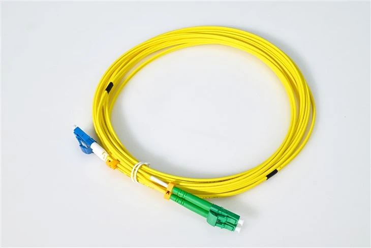 LC UPC към LC APC хибриден едномодов пач кабел с G657A1 Bend-нечувствително влакно